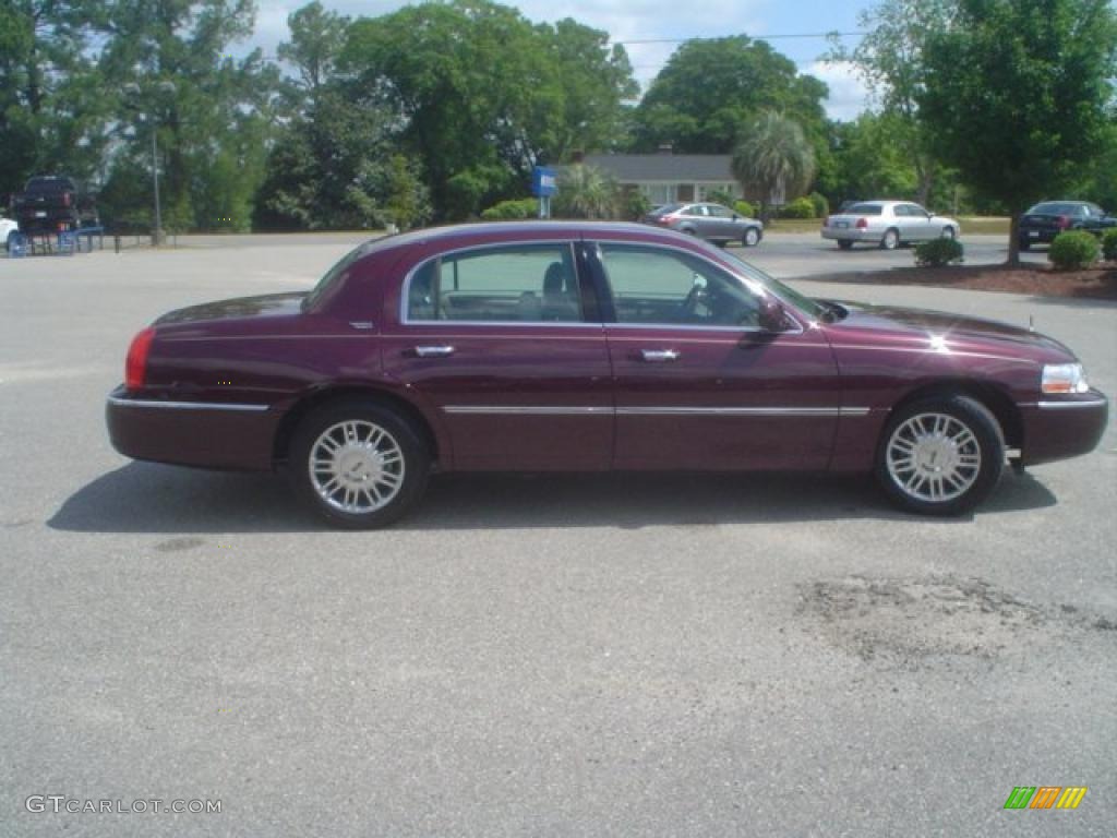 Dark Cherry Metallic 2008 Lincoln Town Car Signature Limited Exterior Photo #48924174