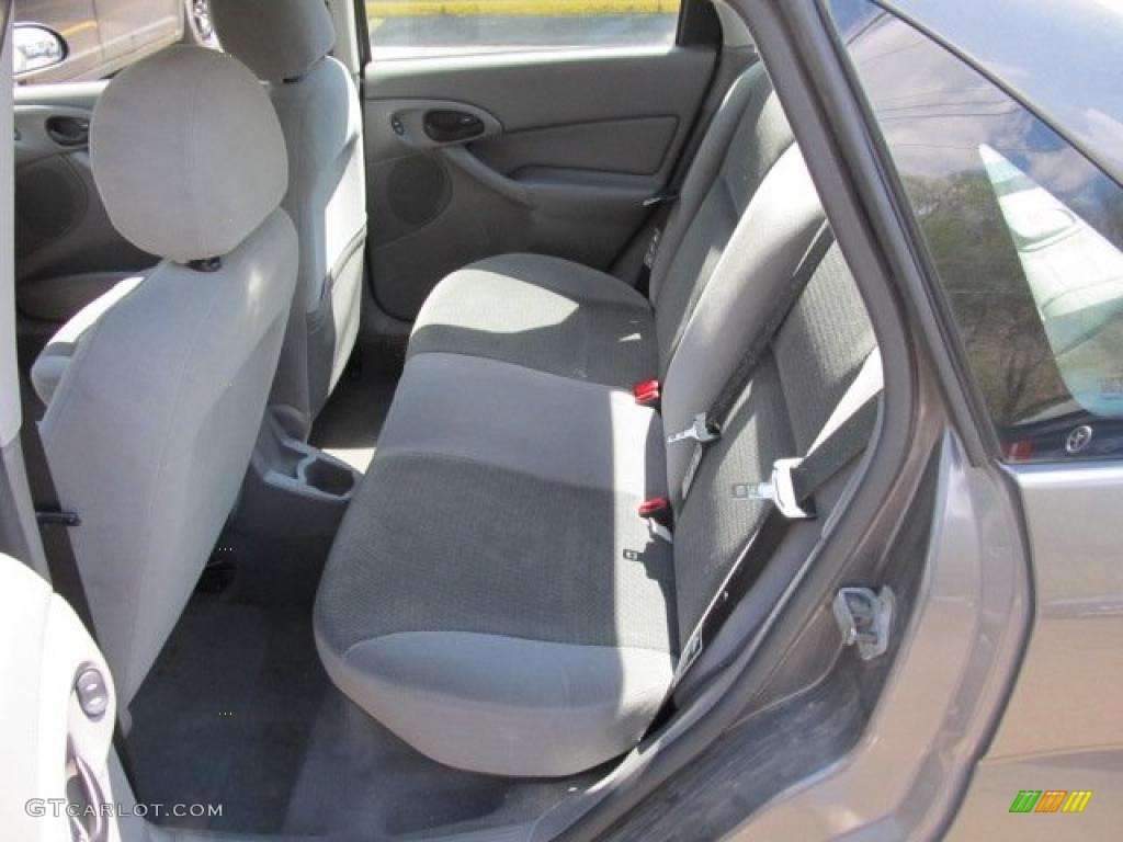 2003 Focus SE Sedan - Liquid Grey Metallic / Medium Graphite photo #7