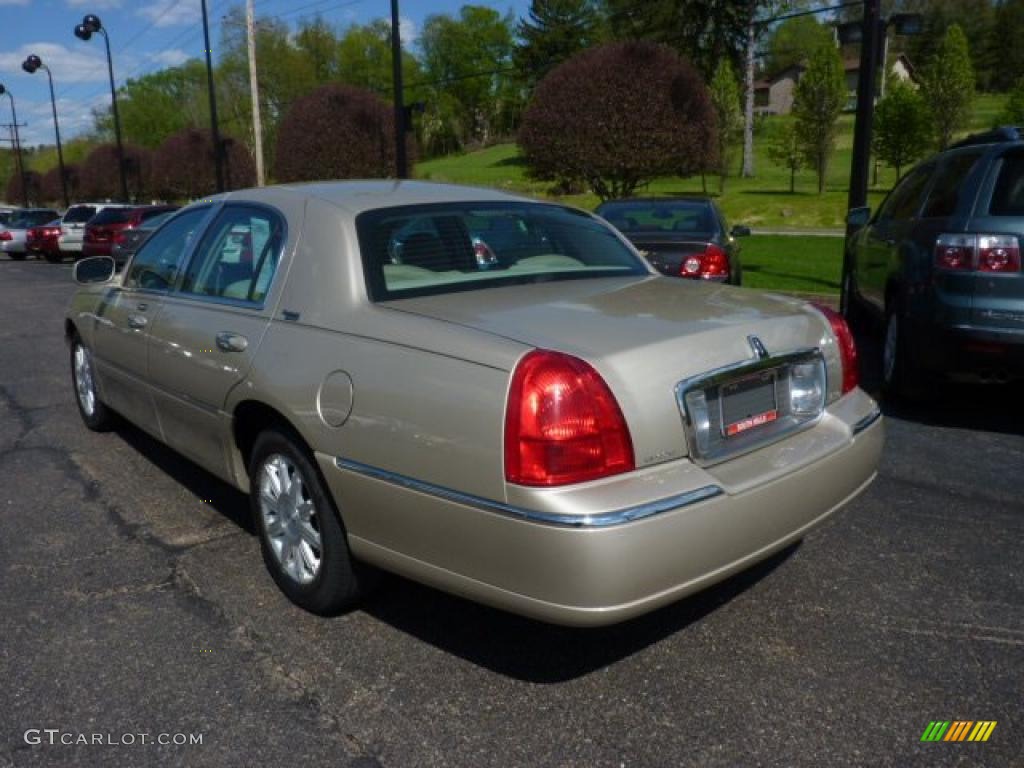 Light French Silk Metallic 2009 Lincoln Town Car Signature Limited Exterior Photo #48950083