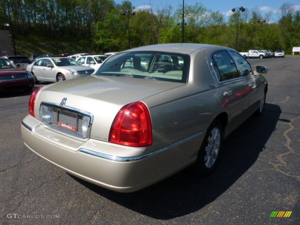 2009 Town Car Signature Limited - Light French Silk Metallic / Medium Light Stone photo #4