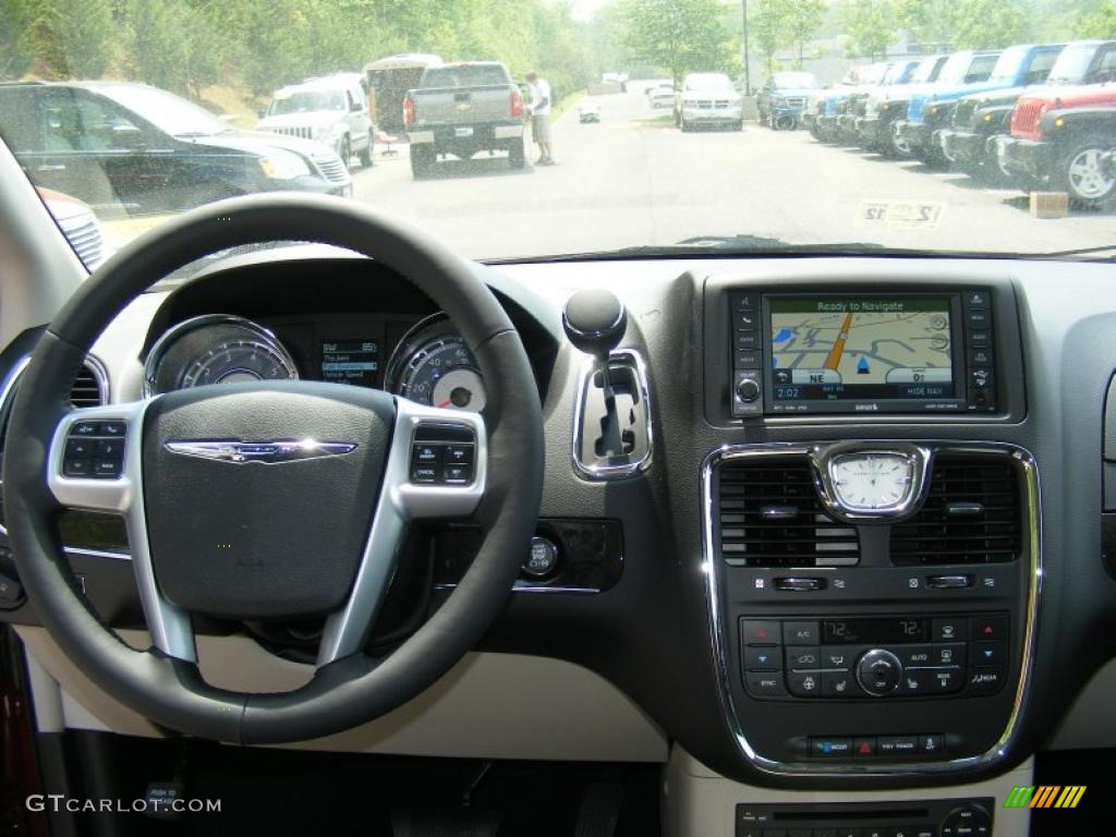2011 Chrysler Town & Country Limited Dashboard Photos