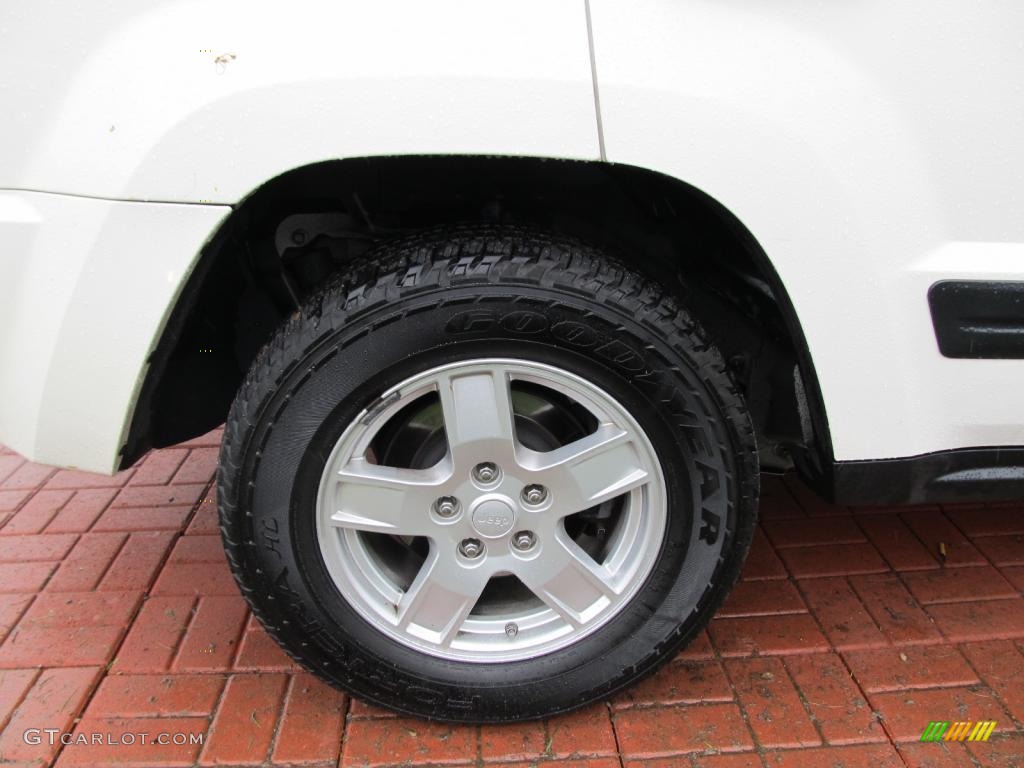 2006 Grand Cherokee Laredo 4x4 - Stone White / Medium Slate Gray photo #10