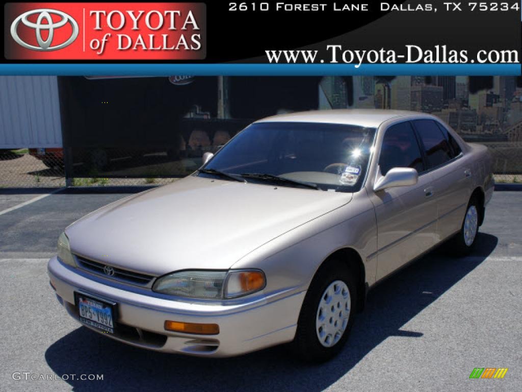 1995 Camry LE Sedan - Cashmere Beige Metallic / Beige photo #1