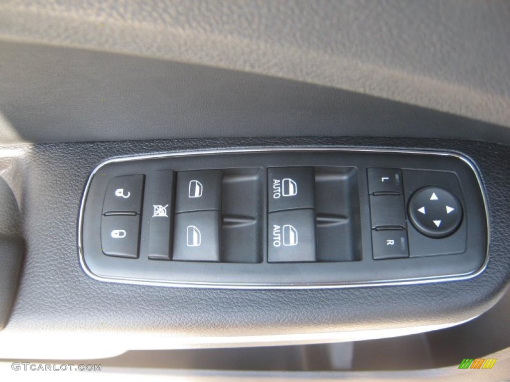 2011 Chrysler 300 C Hemi Controls Photo #48989718