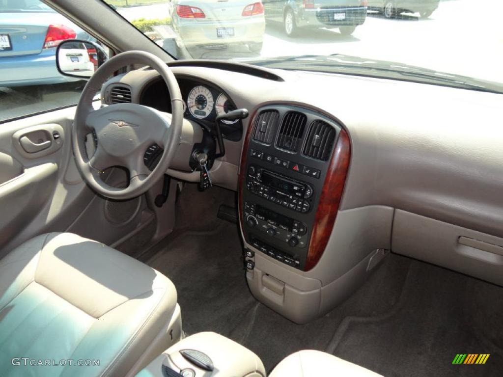 2002 Chrysler Town & Country LXi Sandstone Dashboard Photo #48998507