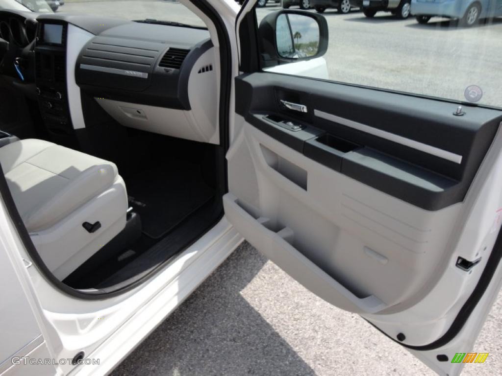 2009 Grand Caravan SXT - Stone White / Dark Slate Gray/Light Shale photo #17