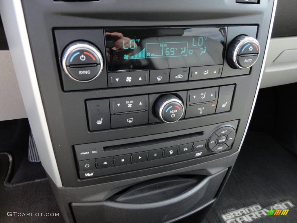 2009 Grand Caravan SXT - Stone White / Dark Slate Gray/Light Shale photo #31