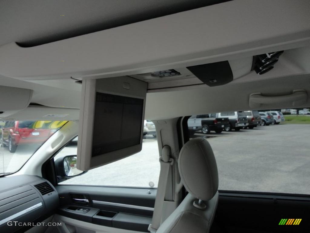 2009 Grand Caravan SXT - Stone White / Dark Slate Gray/Light Shale photo #32