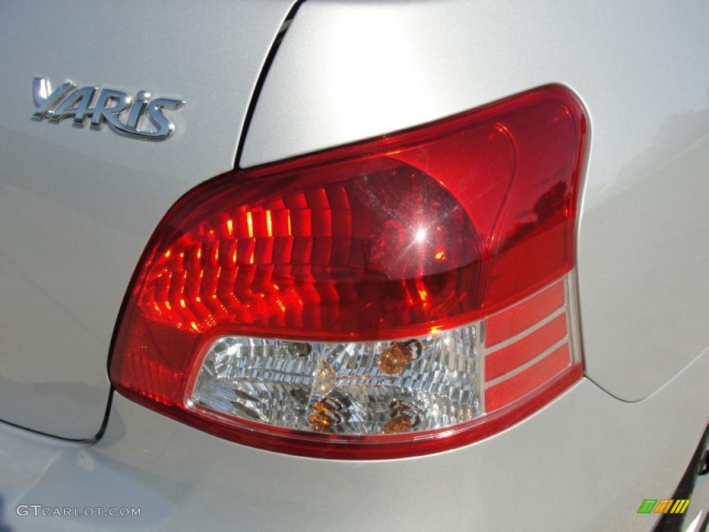 2010 Yaris Sedan - Silver Streak Mica / Dark Charcoal photo #18