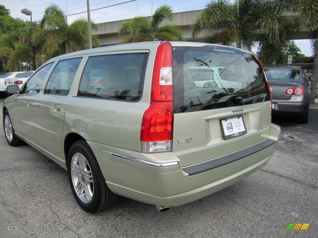 2006 V70 2.5T - Lunar Gold Metallic / Taupe/Light Taupe photo #3