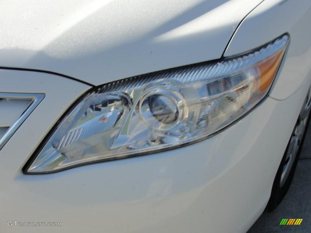 2010 Camry LE - Super White / Ash Gray photo #10