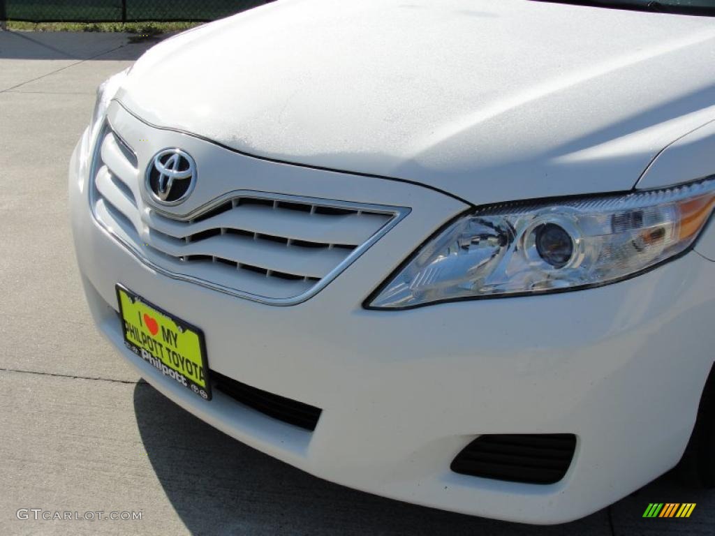 2010 Camry LE - Super White / Ash Gray photo #11