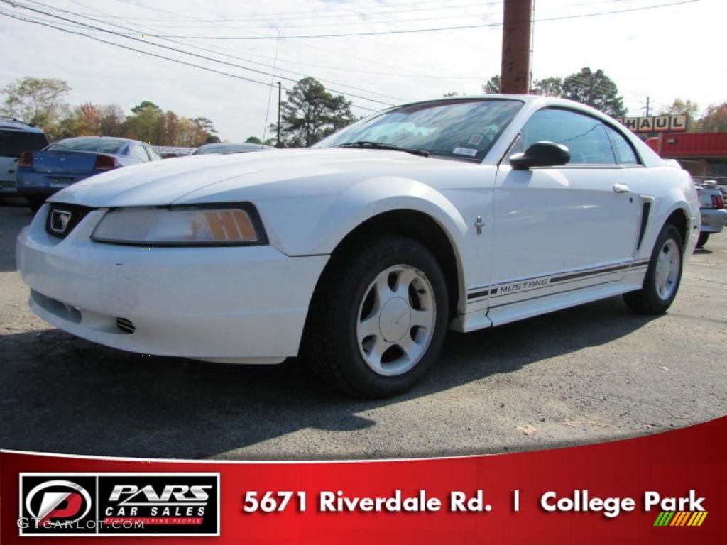 2000 Mustang V6 Coupe - Crystal White / Dark Charcoal photo #1