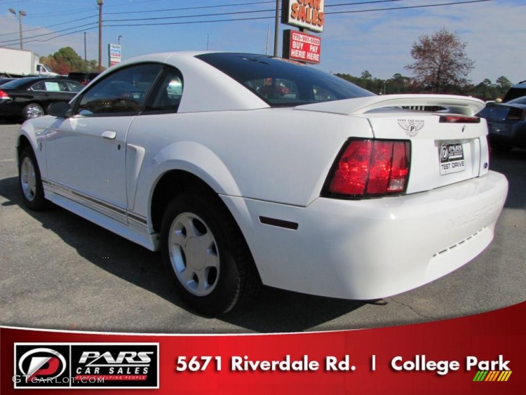 2000 Mustang V6 Coupe - Crystal White / Dark Charcoal photo #2