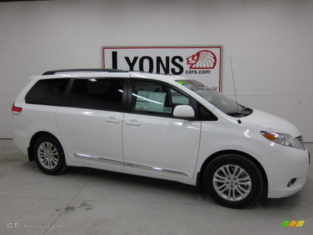 2011 Sienna XLE - Super White / Light Gray photo #7