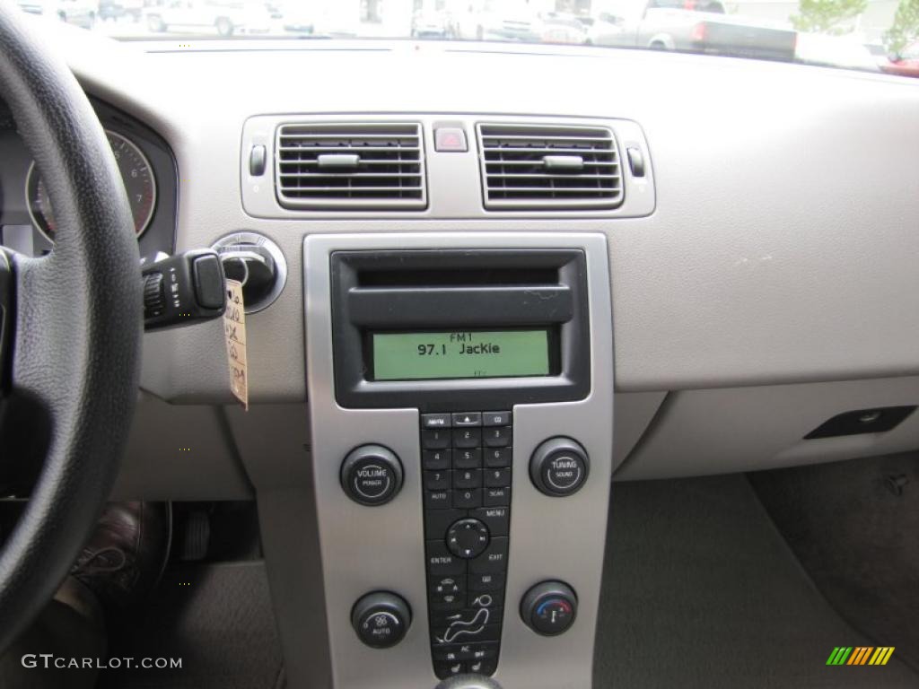 2006 Volvo S40 T5 AWD Controls Photo #49062251
