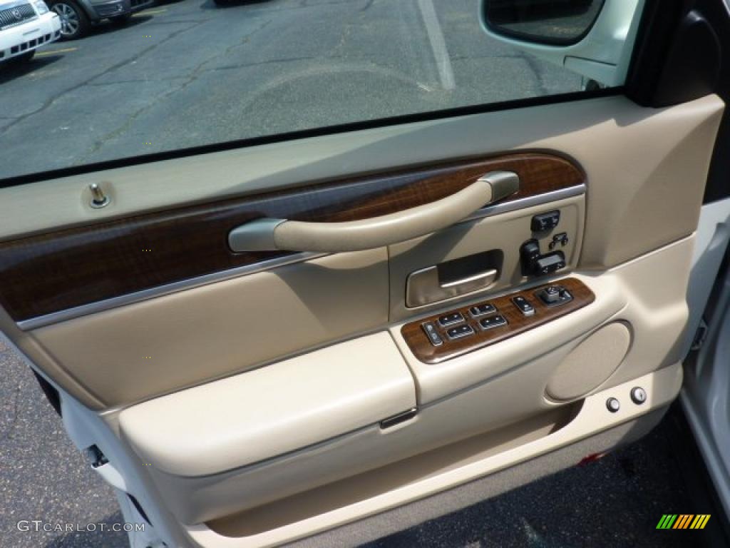 2007 Lincoln Town Car Designer Light Camel Door Panel Photo #49074512