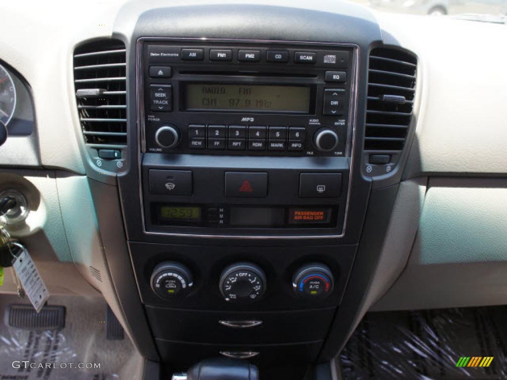 2008 Kia Sorento LX Controls Photos