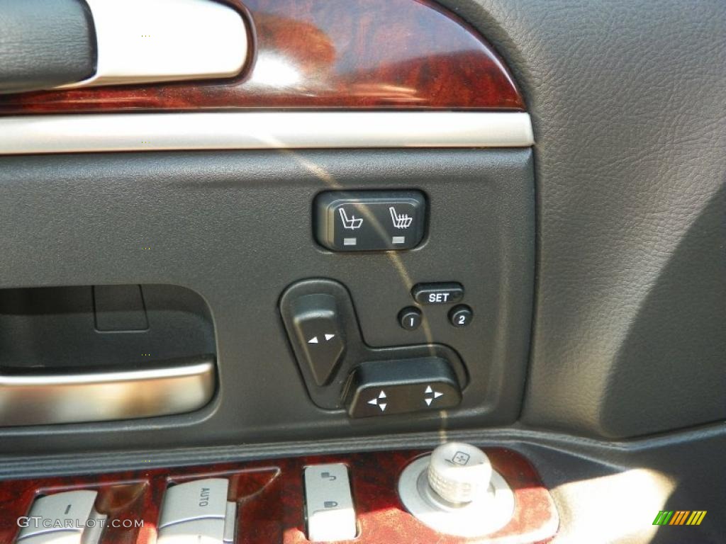 2010 Lincoln Town Car Signature Limited Controls Photo #49095467