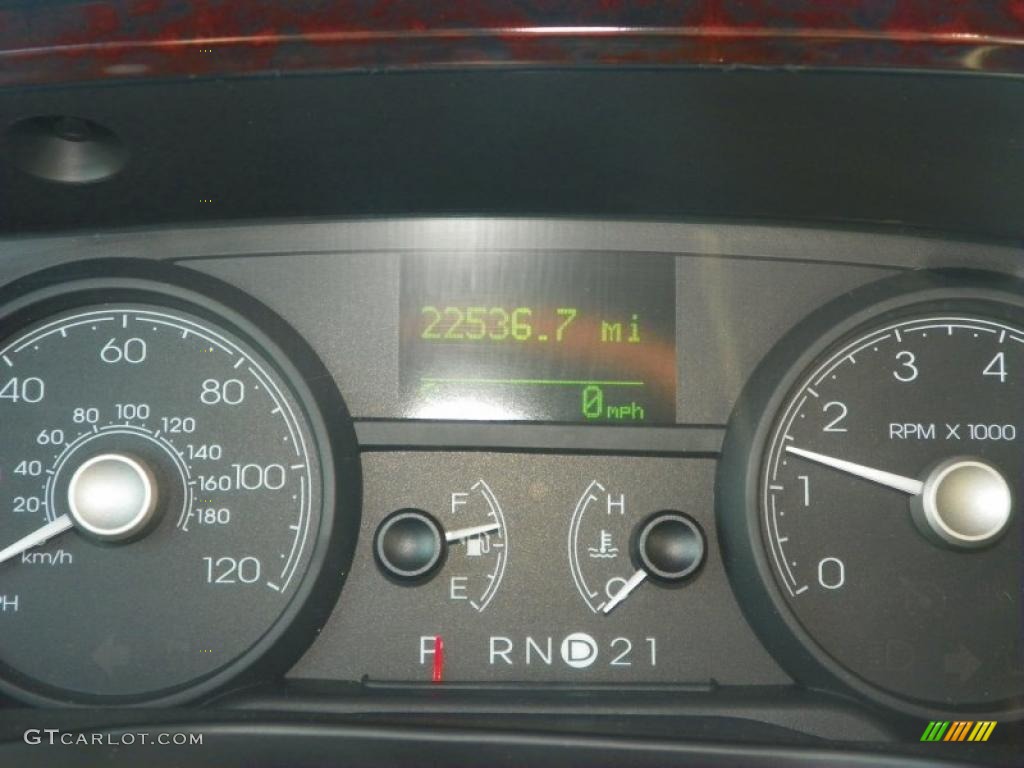 2010 Lincoln Town Car Signature Limited Gauges Photo #49095500