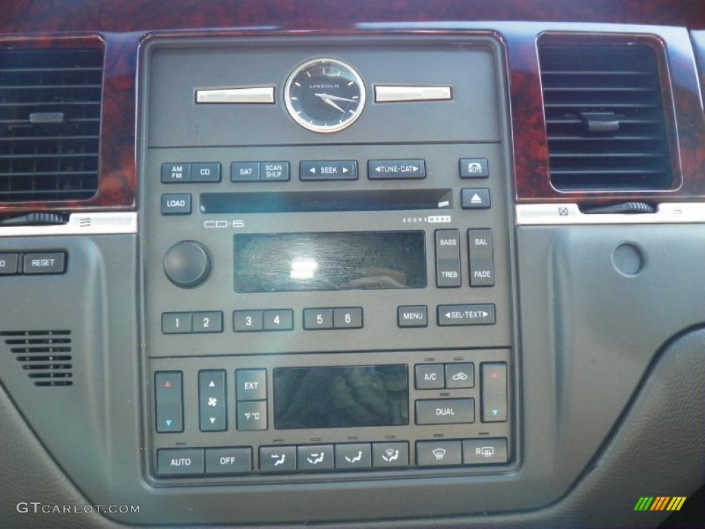 2010 Lincoln Town Car Signature Limited Controls Photo #49095518