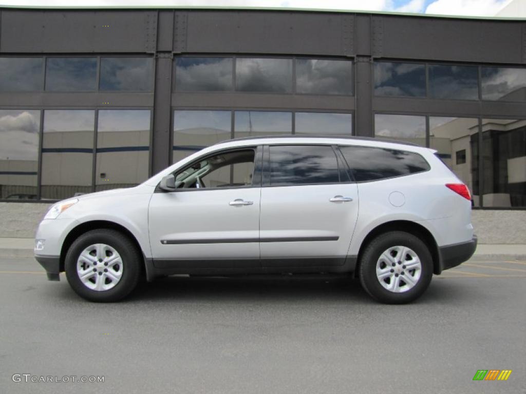 2010 Traverse LS AWD - Silver Ice Metallic / Dark Gray/Light Gray photo #2