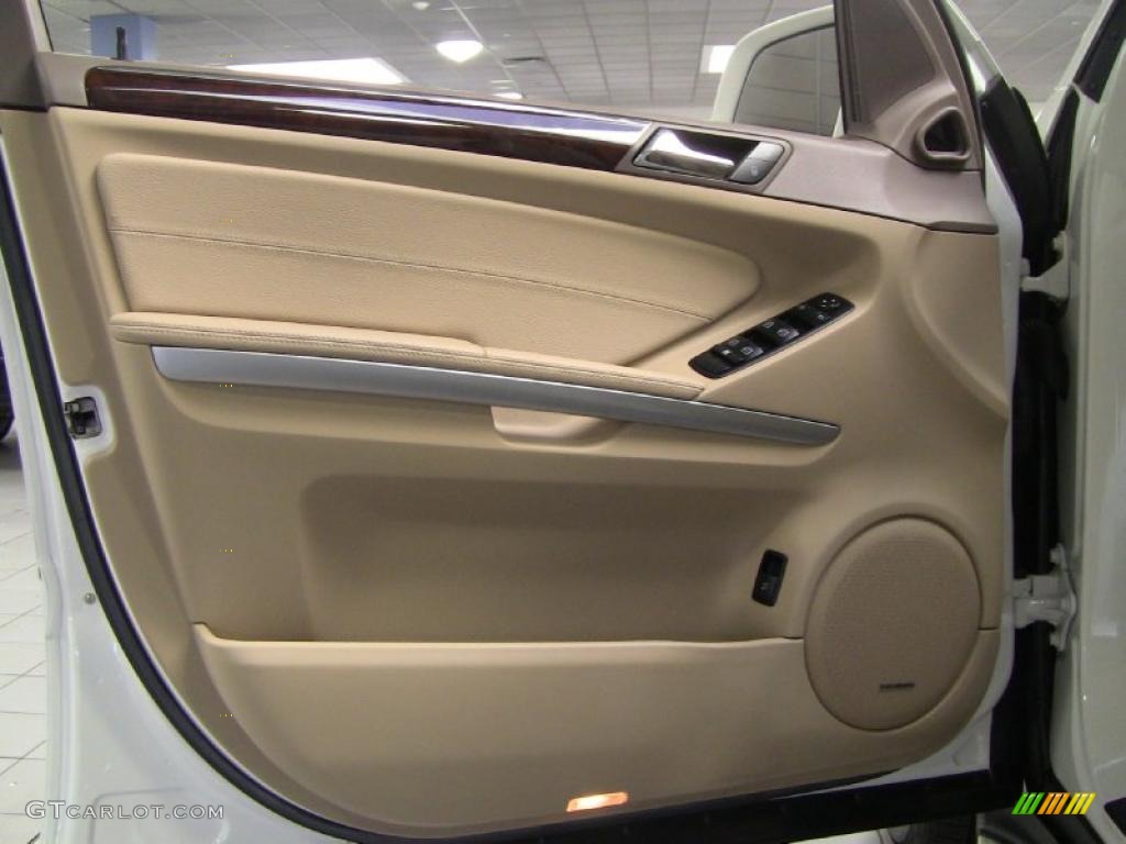 2009 Mercedes-Benz ML 550 4Matic Door Panel Photos