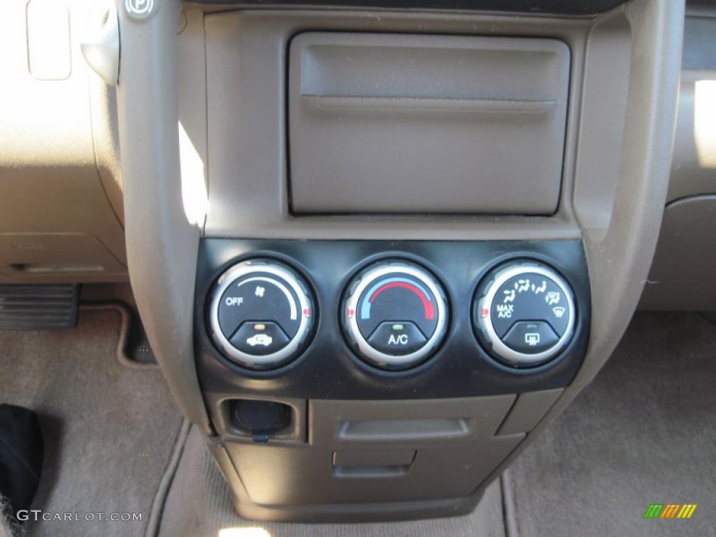 2002 Honda CR-V LX Controls Photo #49111694