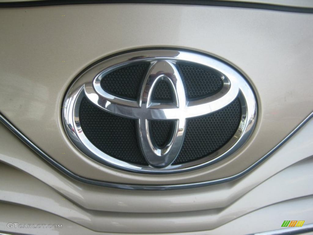 2010 Camry LE - Sandy Beach Metallic / Bisque photo #25