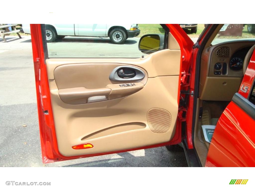 2002 TrailBlazer LS - Victory Red / Medium Oak photo #11