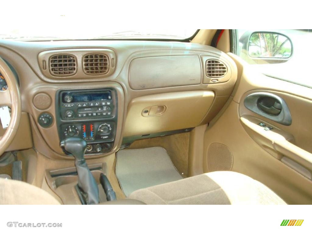 2002 TrailBlazer LS - Victory Red / Medium Oak photo #13
