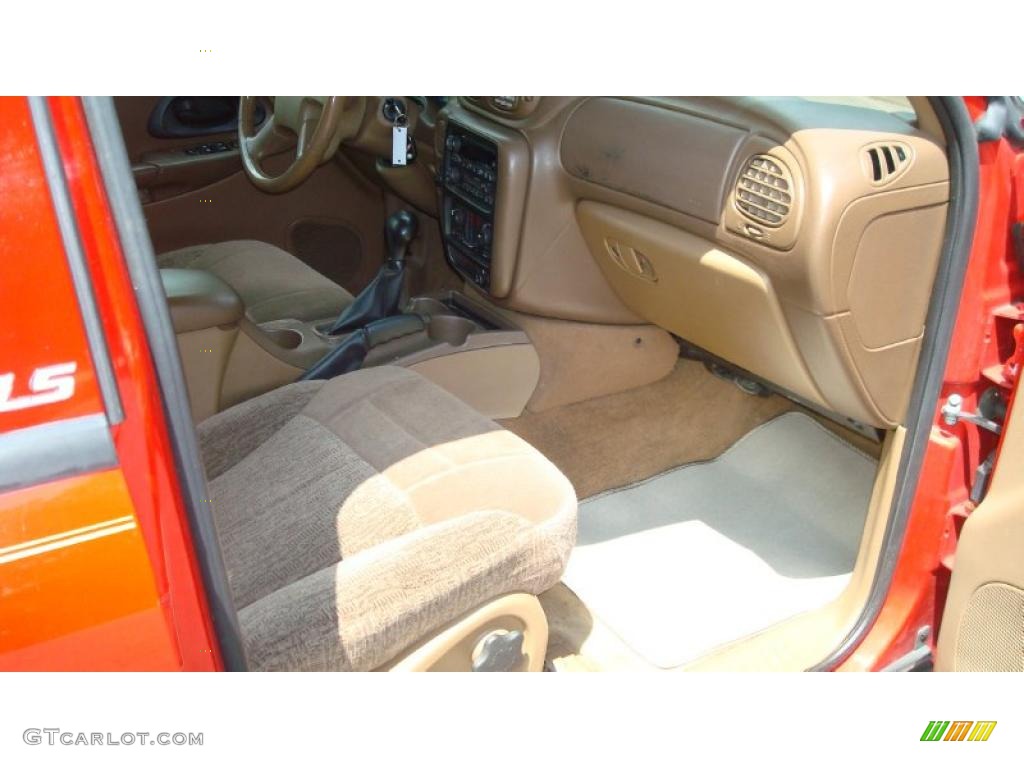 2002 TrailBlazer LS - Victory Red / Medium Oak photo #18