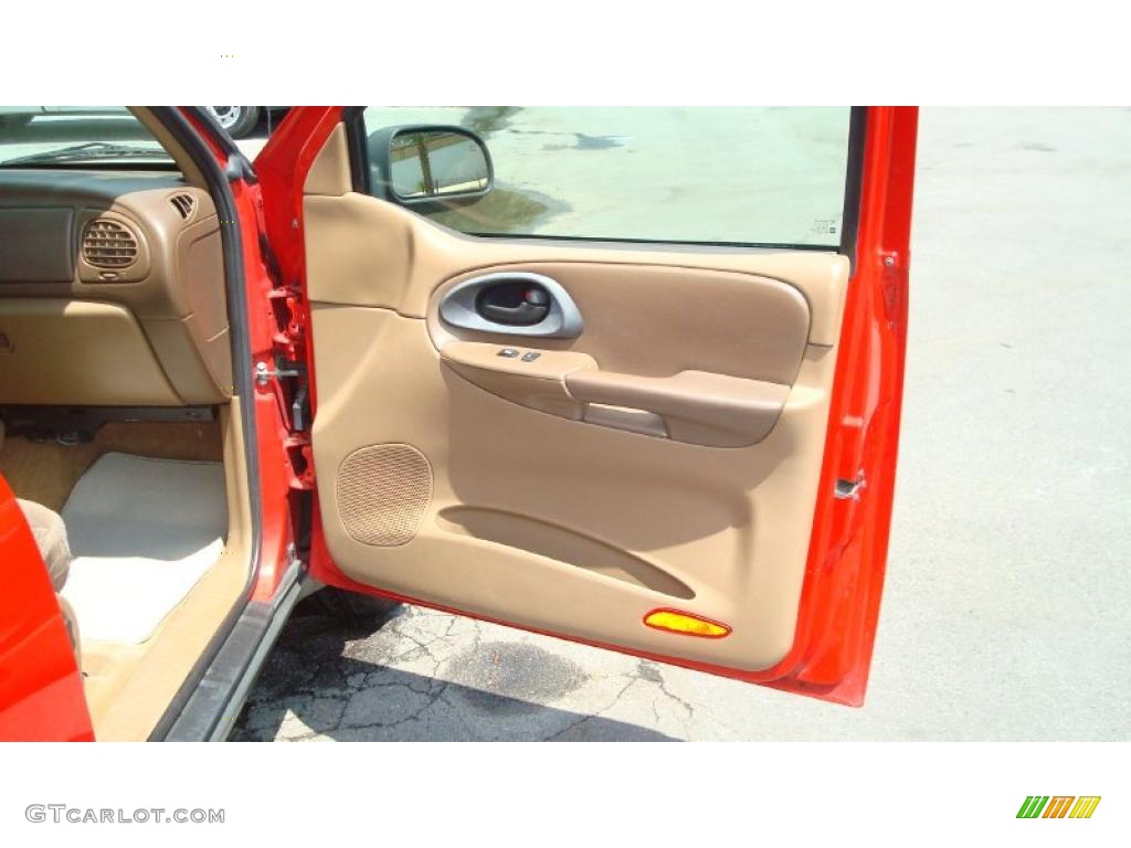 2002 TrailBlazer LS - Victory Red / Medium Oak photo #20