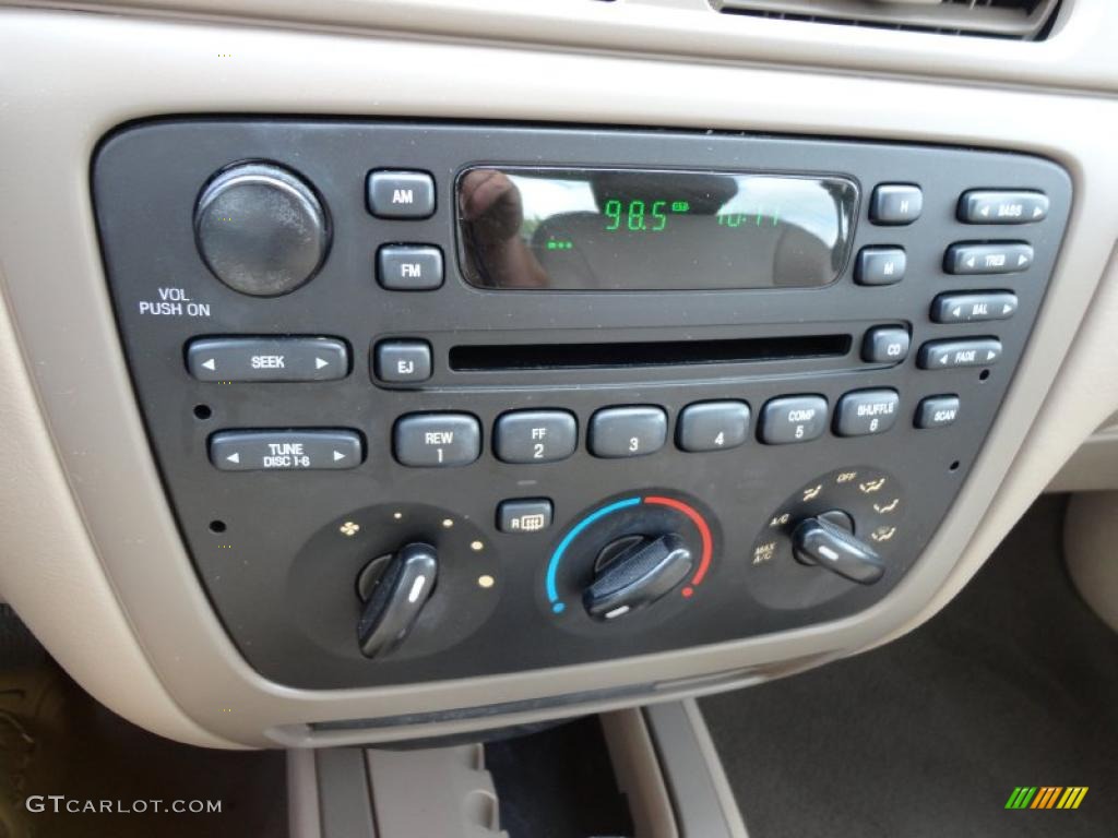 2004 Ford Taurus SES Sedan Controls Photo #49124309