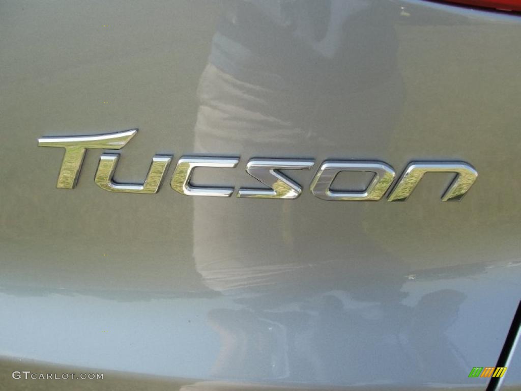 2011 Hyundai Tucson GL Marks and Logos Photos