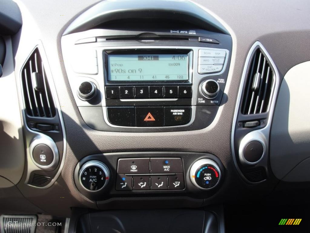 2011 Hyundai Tucson GL Controls Photo #49125299