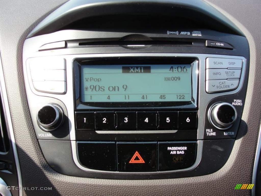 2011 Hyundai Tucson GL Controls Photo #49125315