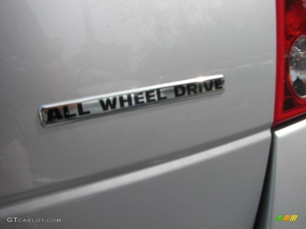 2005 Chrysler Pacifica Limited AWD Marks and Logos Photos