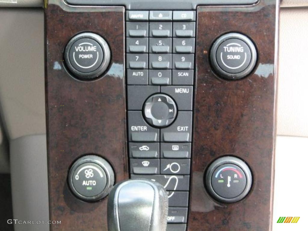 2005 Volvo S40 2.4i Controls Photo #49127507