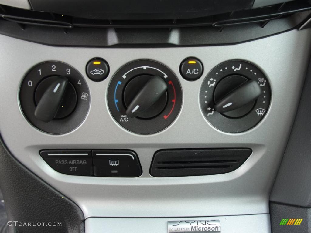 2012 Ford Focus SE Sedan Controls Photo #49147448