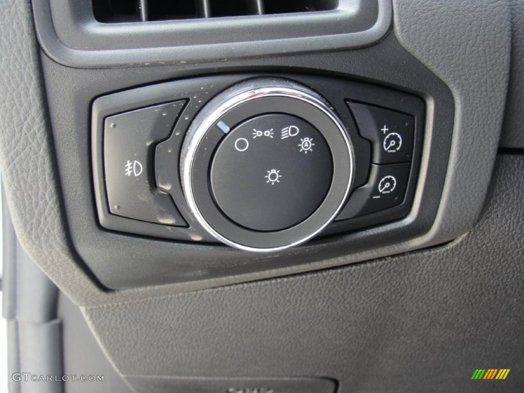 2012 Ford Focus SE Sedan Controls Photo #49147505