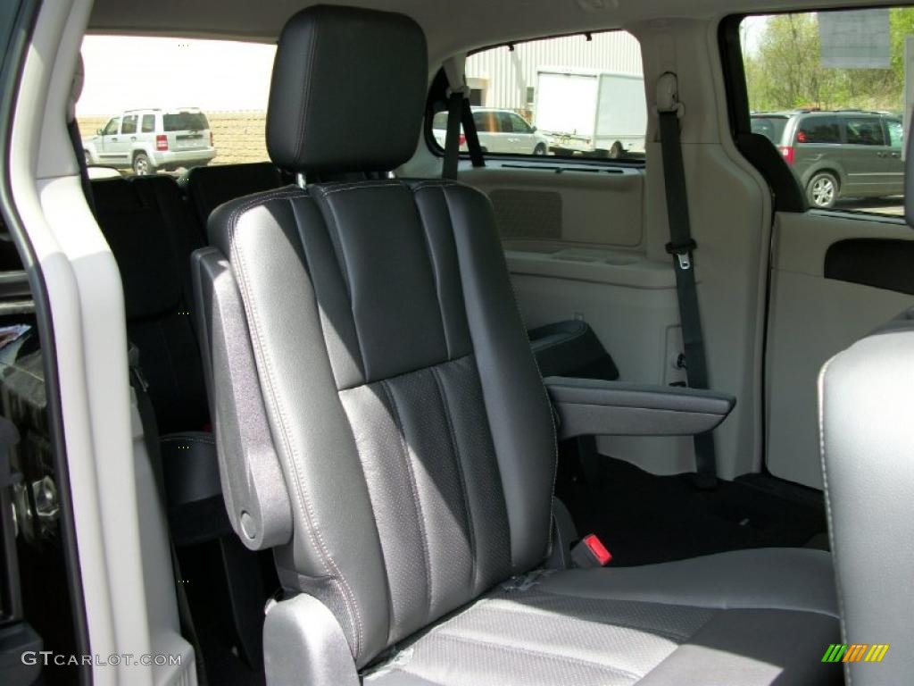 2011 Town & Country Touring - L - Brilliant Black Crystal Pearl / Black/Light Graystone photo #22