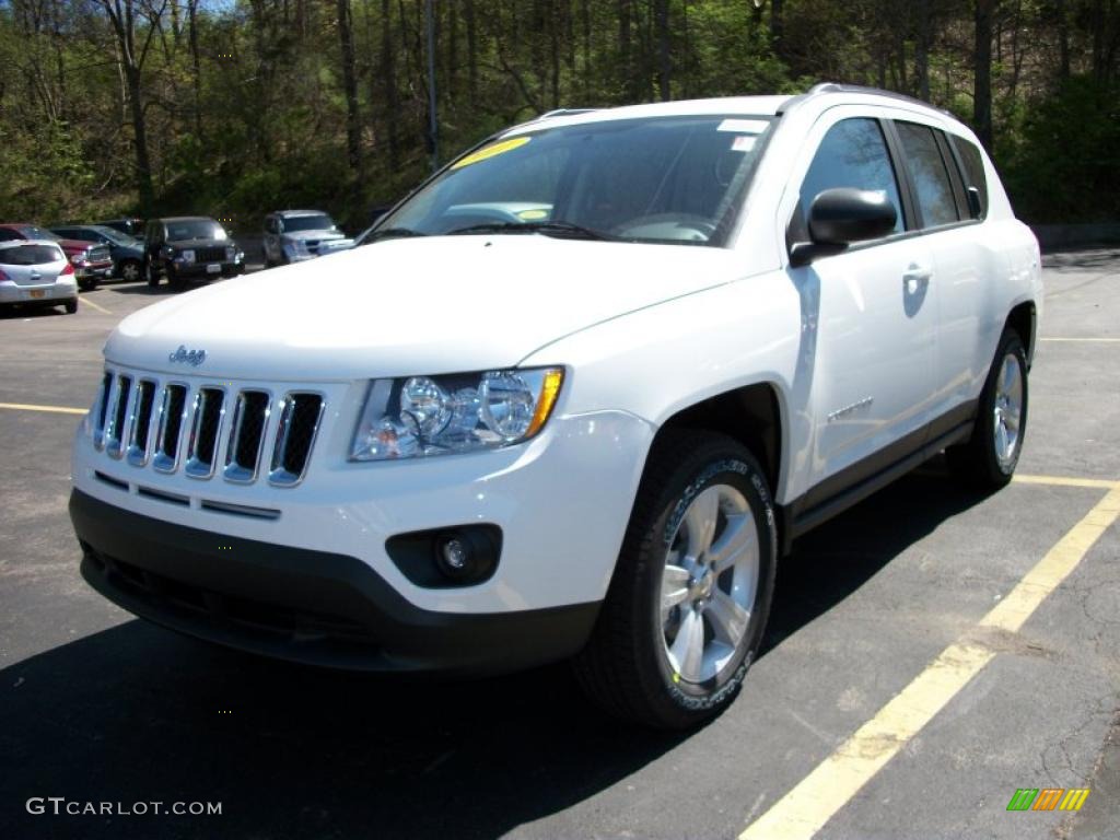 2011 Compass 2.4 Latitude 4x4 - Bright White / Dark Slate Gray/Light Pebble Beige photo #1