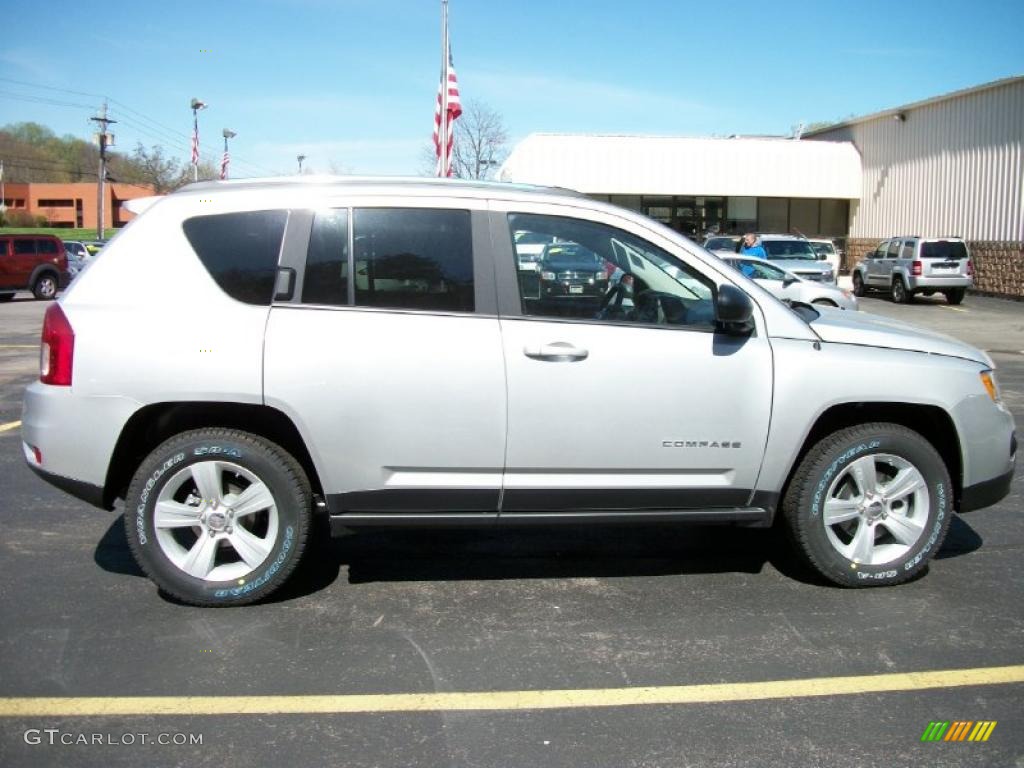 2011 Compass 2.4 Latitude 4x4 - Bright Silver Metallic / Dark Slate Gray photo #18