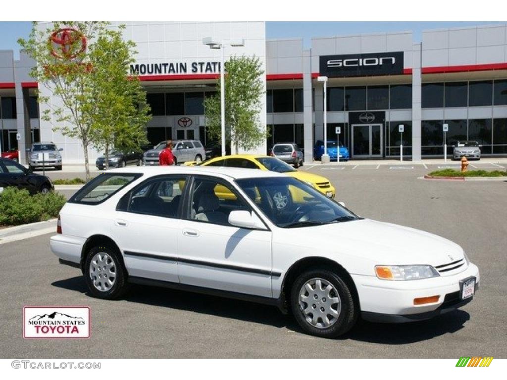 1995 Accord LX Wagon - Frost White / Beige photo #1