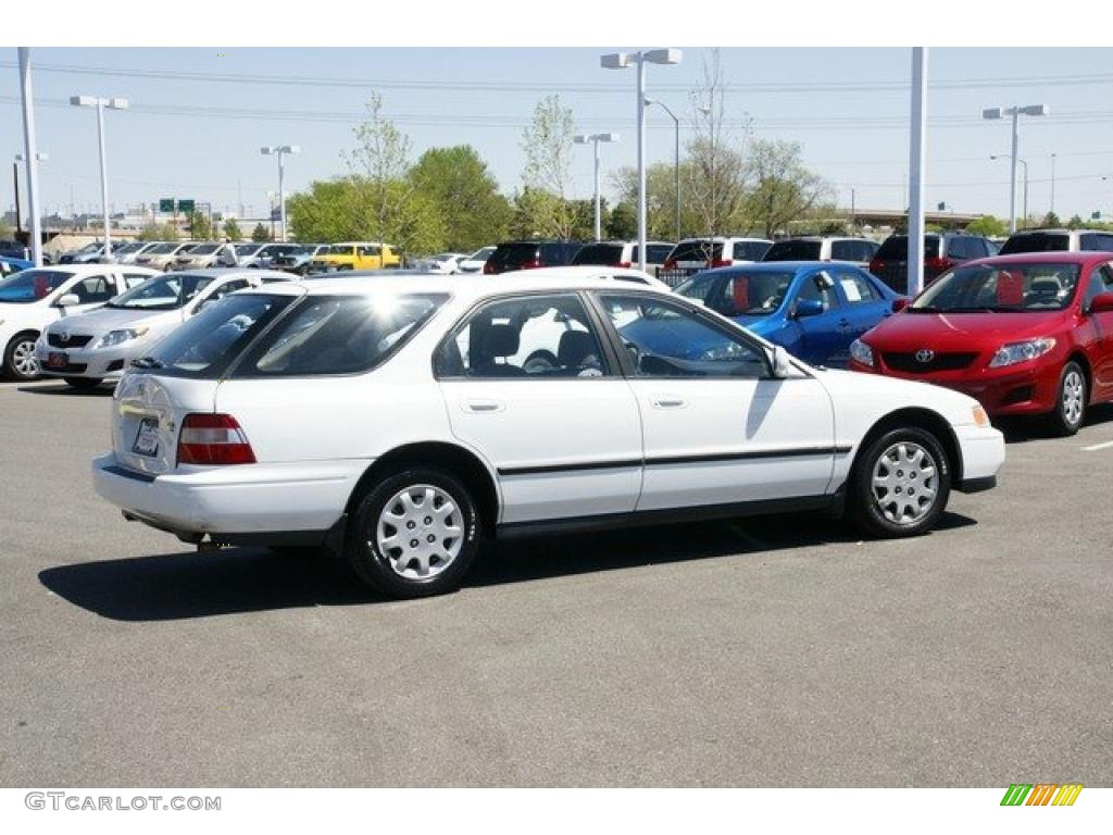1995 Accord LX Wagon - Frost White / Beige photo #2
