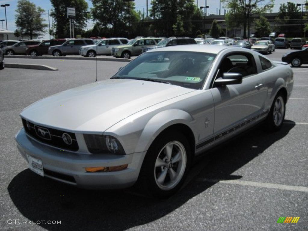 2008 Mustang V6 Premium Coupe - Brilliant Silver Metallic / Dark Charcoal photo #3