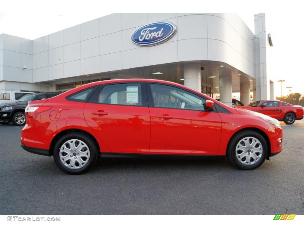 2012 Focus SE Sedan - Race Red / Stone photo #2