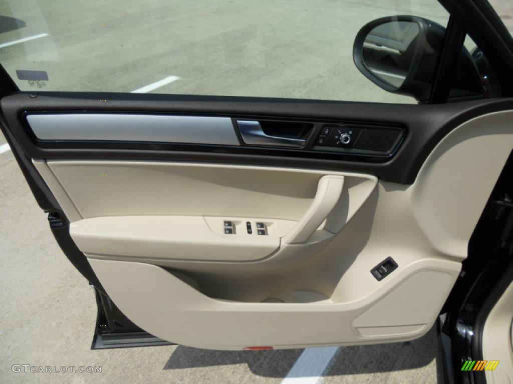 2011 Volkswagen Touareg TDI Sport 4XMotion Cornsilk Beige Door Panel Photo #49173707