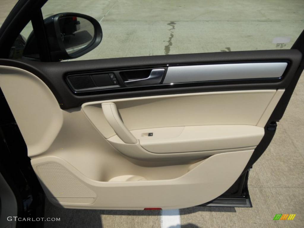 2011 Volkswagen Touareg TDI Sport 4XMotion Door Panel Photos